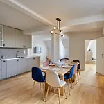 Spacious 3 Bedroom Apartment - Luxe Trocadero