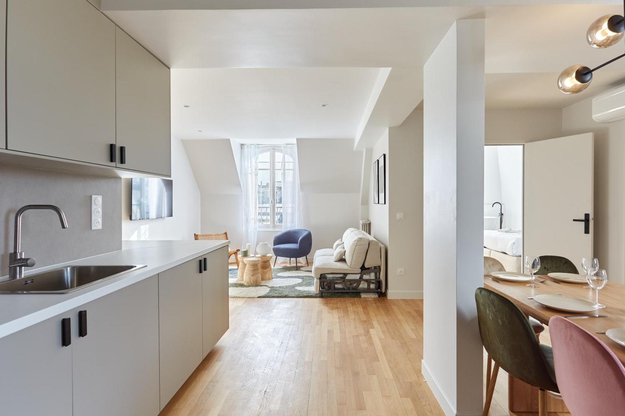 Spacious 3 Bedroom - Luxe Trocadero Apartment *